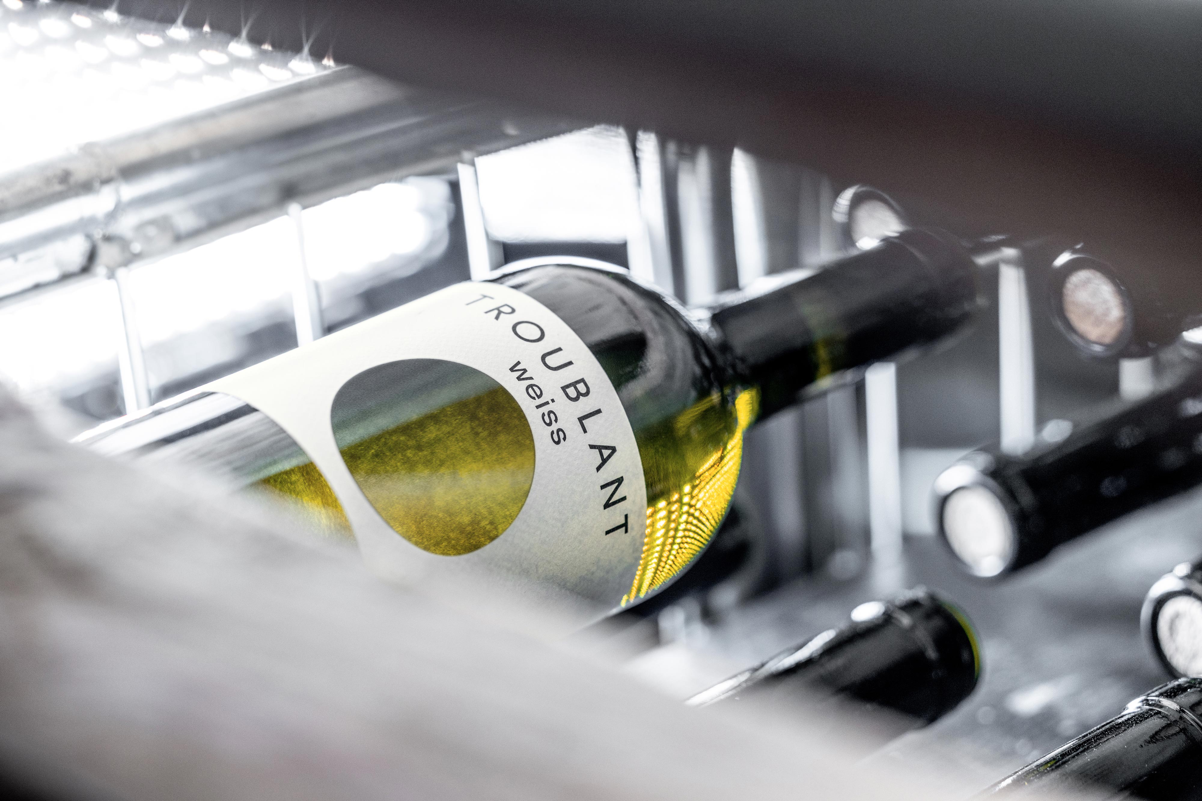 Ein Flasche des neuen Berner Weissweins Troublant der Weinmanufaktur Bern und Vin de Berne